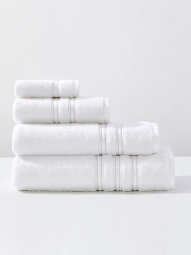 ręcznik harmony biały+srebro aranżacja 1 Spod Igły i Nitki.webp