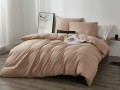 pościel queen premium satyna bawełniana spod igły i nitki beżowa ze złotą lamówką aranżacja